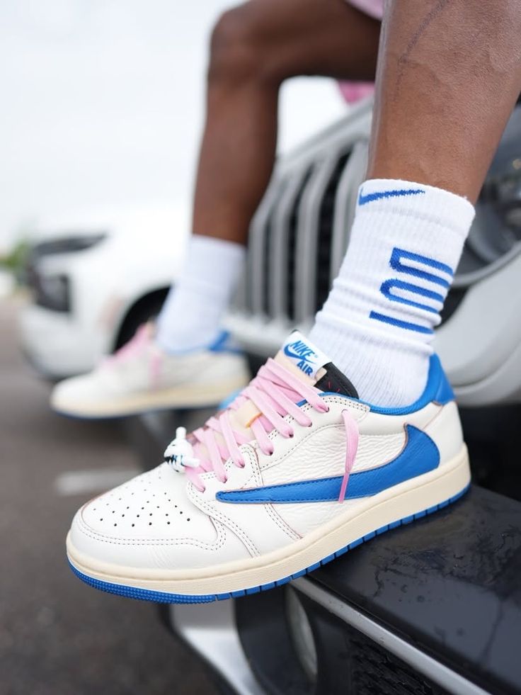 Travis Scott Fragment Blue em uso