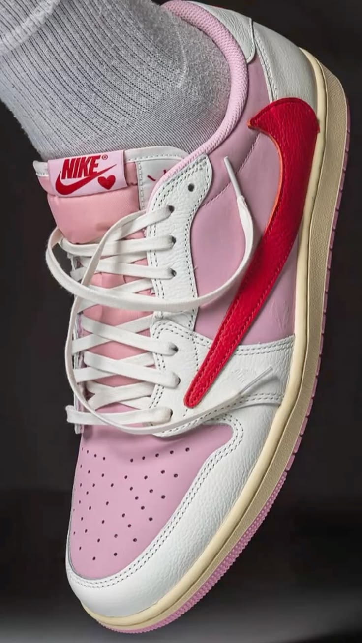 Detalhe lateral de Air Jordan rosa